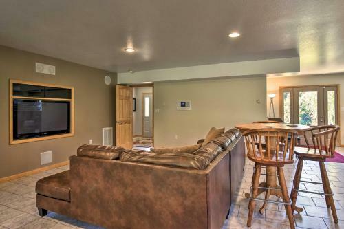 Tranquil 6-acre Retreat With Hot Tub And Mtn Views