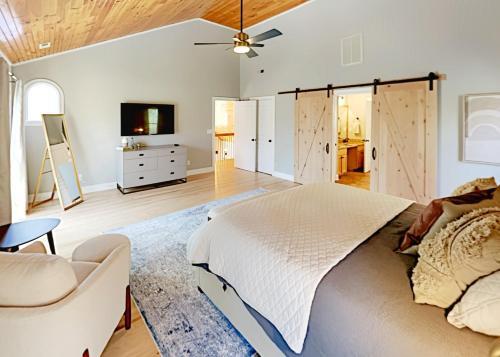 Custom-built Mountain Retreat - 3 Acres & Hot Tub Home