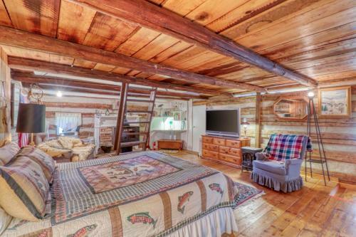 1 Bed 1 Bath Vacation Home In Sylva