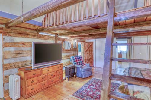 1 Bed 1 Bath Vacation Home In Sylva