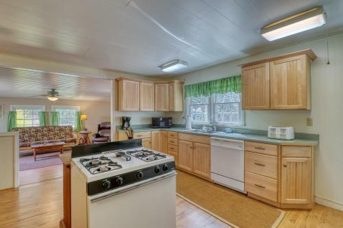 1 Bed 1 Bath Vacation Home In Sylva