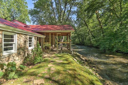Charming Waynesville Cottage With Deck On Creek