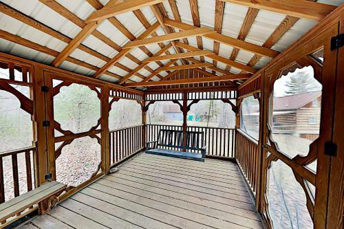 Amazing 2-acre Retreat - Office, Gazebo & Fire Pit Home