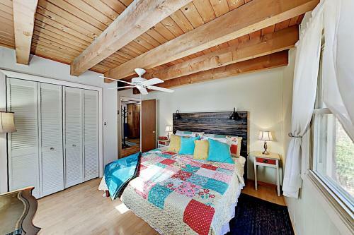 Amazing 2-acre Retreat - Office, Gazebo & Fire Pit Home