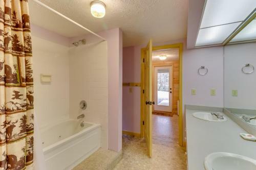 4 Bed 2 Bath Vacation Home In Whittier