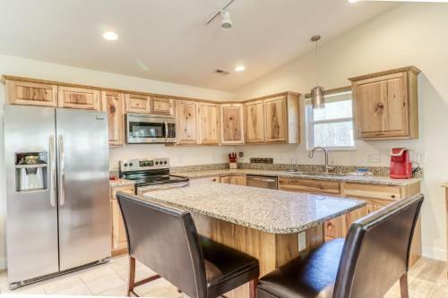 2 Bed 2 Bath Vacation Home In Whittier III