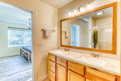 2 Bed 2 Bath Vacation Home In Whittier III