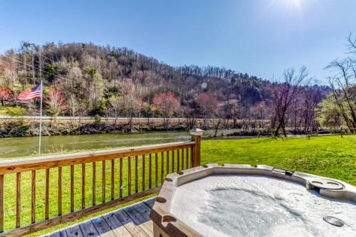 2 Bed 2 Bath Vacation Home In Whittier III
