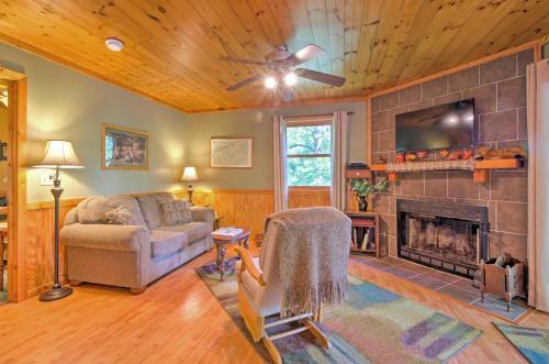 Charming Fox Den Cabin In Whittier With Hot Tub!
