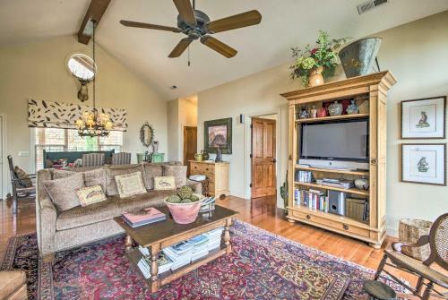 Apartamento Green Shadows Scenic Whittier Condo With Fireplace!