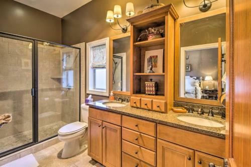 Apartamento Green Shadows Scenic Whittier Condo With Fireplace!
