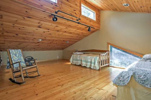 Spacious Waynesville Getaway With Decks And Fire Pit!