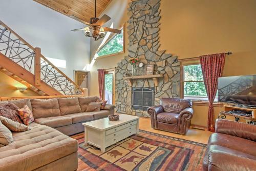Spacious Waynesville Getaway With Decks And Fire Pit!