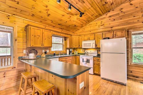 Peaceful Smoky Mountain Cabin With Deck And Firepit!