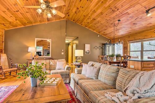 Peaceful Smoky Mountain Cabin With Deck And Firepit!