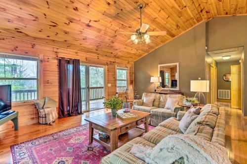 Peaceful Smoky Mountain Cabin With Deck And Firepit!
