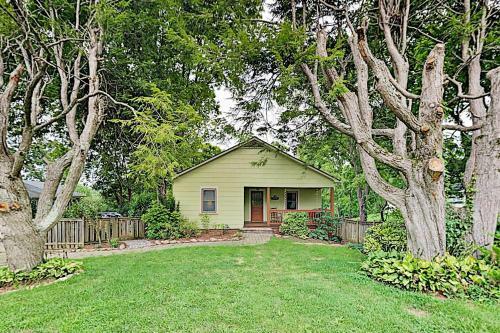Contemporary Oasis With Fire Pit - Walkable Locale Home