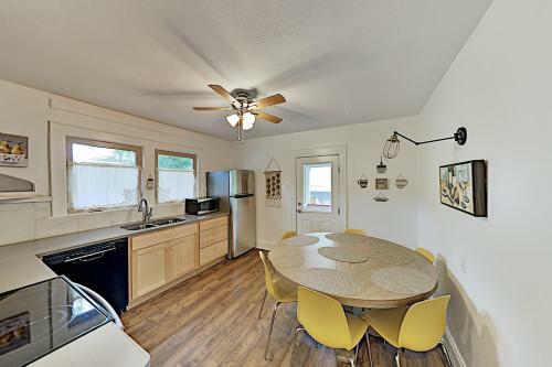 Contemporary Oasis With Fire Pit - Walkable Locale Home