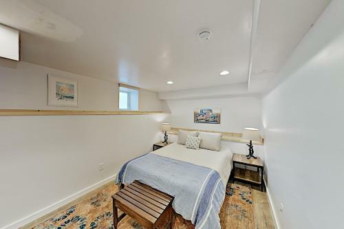 Contemporary Oasis With Fire Pit - Walkable Locale Home