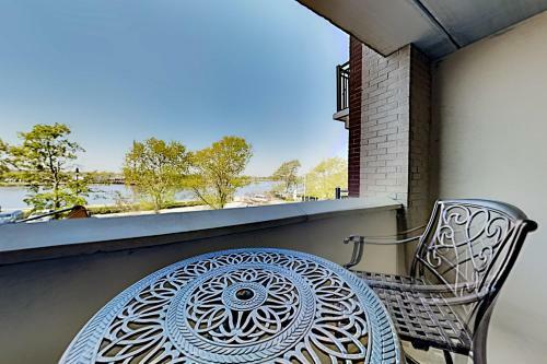 Apartamento Historic River-view Condo - Walkable Locale