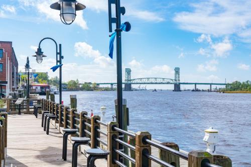 Apartamento Historic River-view Condo - Walkable Locale