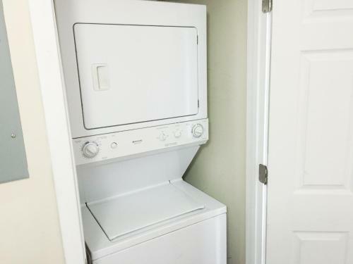 Apartamento New Listing! 9th-floor River-view Condo With Balcony Condo