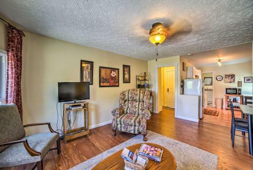 Explore Lake Erie And Strip From Quaint Apartment!