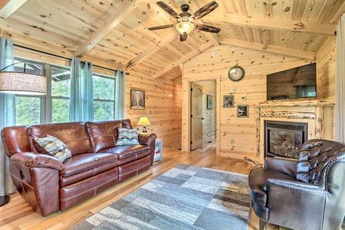 Cozy Cabin With Hot Tub And Deck In Hocking Hills!