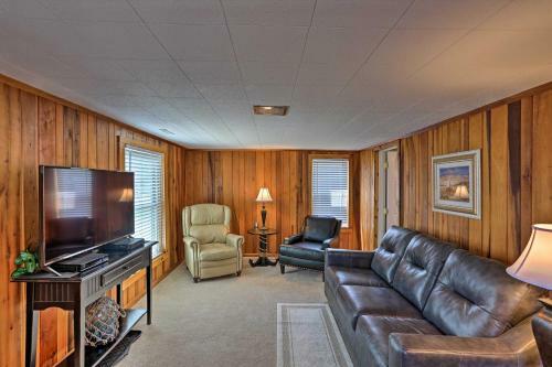 Home With Lake-view Deck By Camp Perry And Magee Marsh