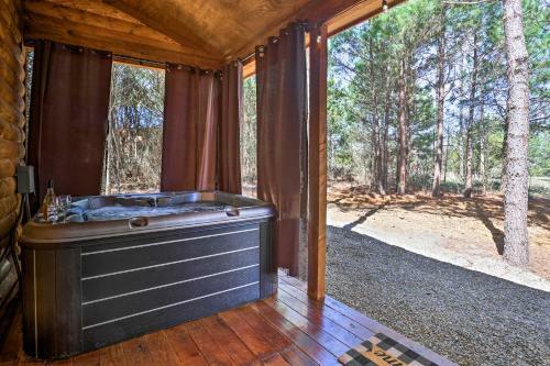 The Breeze Forested Oasis With Hot Tub And Deck!