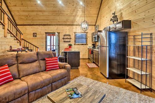 The Breeze Forested Oasis With Hot Tub And Deck!