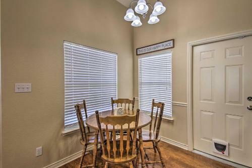 Spacious Townhome, Walk To Lake And Restaurant!