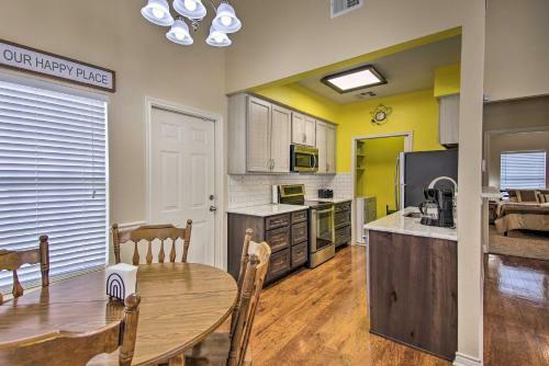Spacious Townhome, Walk To Lake And Restaurant!