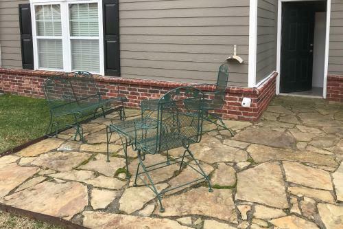 Spacious Townhome, Walk To Lake And Restaurant!