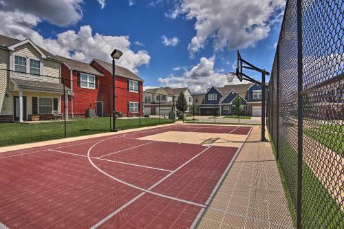 Spacious Townhome, Walk To Lake And Restaurant!