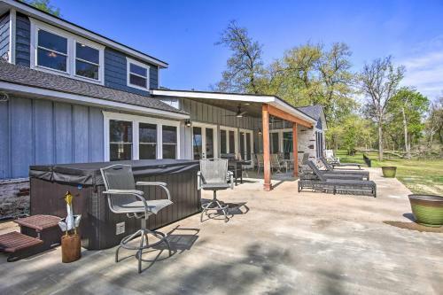 Upscale Lake House With Private Dock And Hot Tub