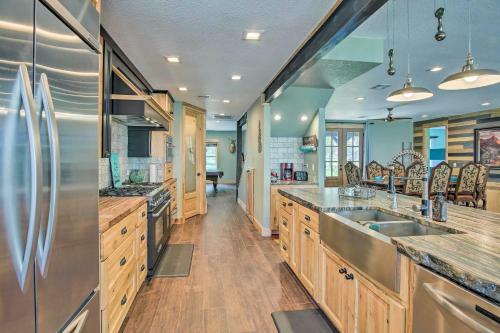 Upscale Lake House With Private Dock And Hot Tub