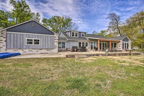 Upscale Lake House With Private Dock And Hot Tub