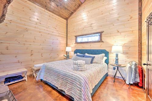 Romantic Cabin Hot Tub, Fire Pit And Deck!