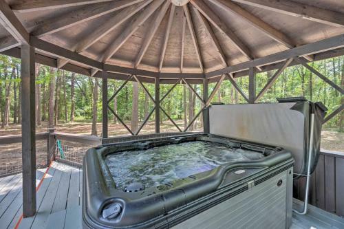 Lavish Getaway With Hot Tub On Almost 6 Acres!