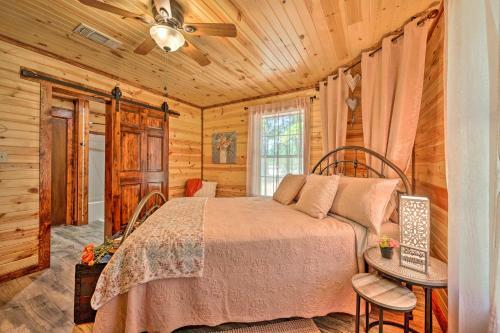 Lavish Getaway With Hot Tub On Almost 6 Acres!