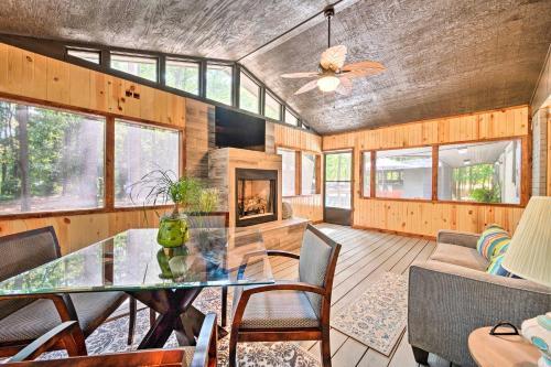 Lavish Getaway With Hot Tub On Almost 6 Acres!