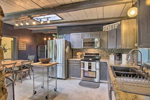 Waters Edge Retreat With Dock, Deck And Kayaks!