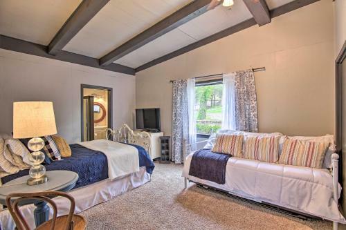 Waters Edge Retreat With Dock, Deck And Kayaks!