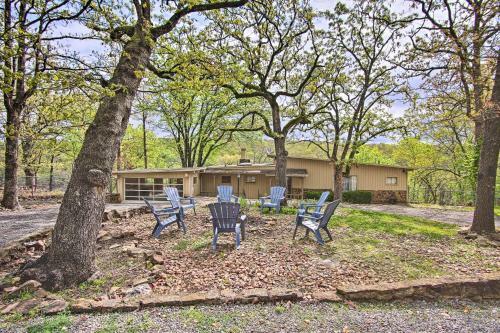 Waters Edge Retreat With Dock, Deck And Kayaks!