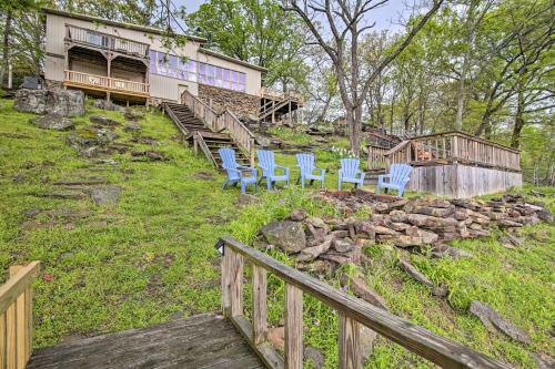 Waters Edge Retreat With Dock, Deck And Kayaks!