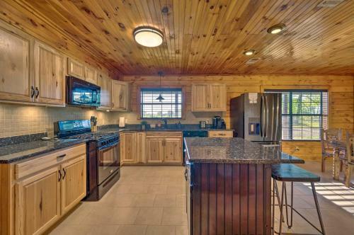 Broken Bow Retreat With Game Room And Hot Tub!