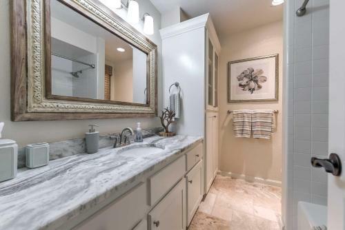 Casual Yet Elegant, Spacious Nw Oklahoma City Home