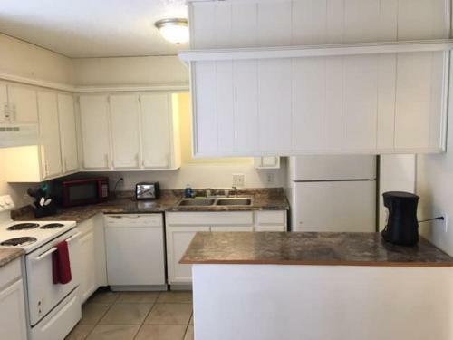Quiet Townhouse Close To Fort Sill!