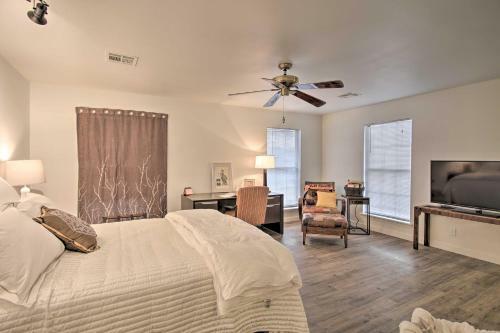 Townhome With Fireplace, Walk To Shops And Dining!